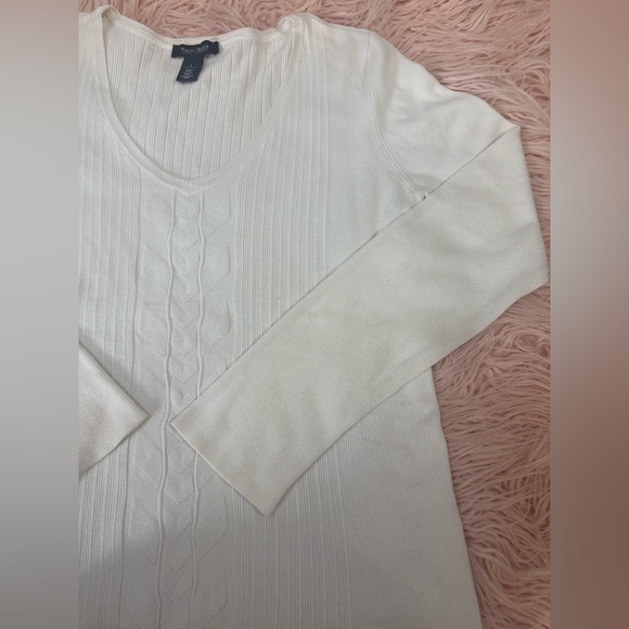 White House Black Market v-neck long sleeve sweater - Picture 3 of 9